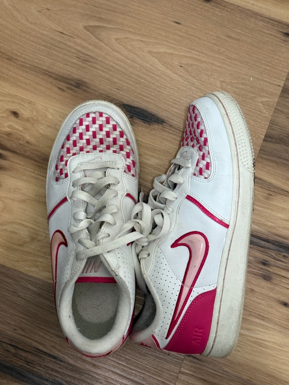 Nike White & Pink Low-Top Sneakers with Woven Toe